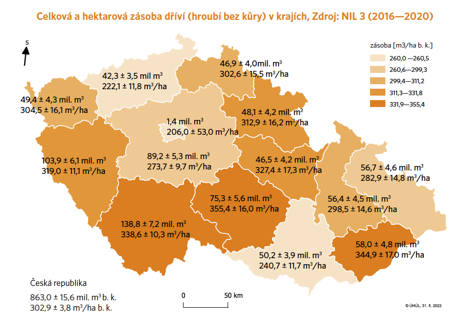 Barevně rozlišená mapa České republiky zobrazující celkové a průměrné zásoby dřeva na hektar podle regionů v letech 2016 až 2020, ilustrující rozdíly v hustotě lesů a dostupnosti dřevní hmoty.